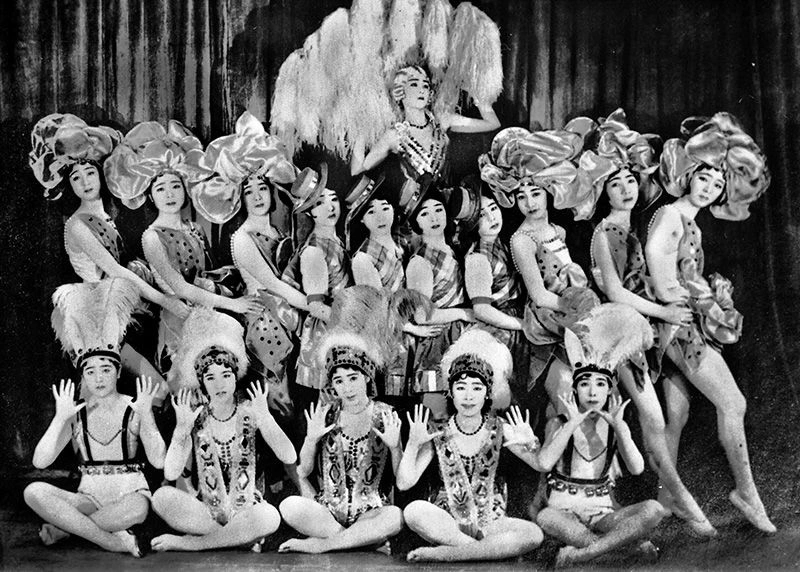 Девушки-ракеты из нашумевшего ревю Сираи Тэцудзо «Паризетт» (1930)