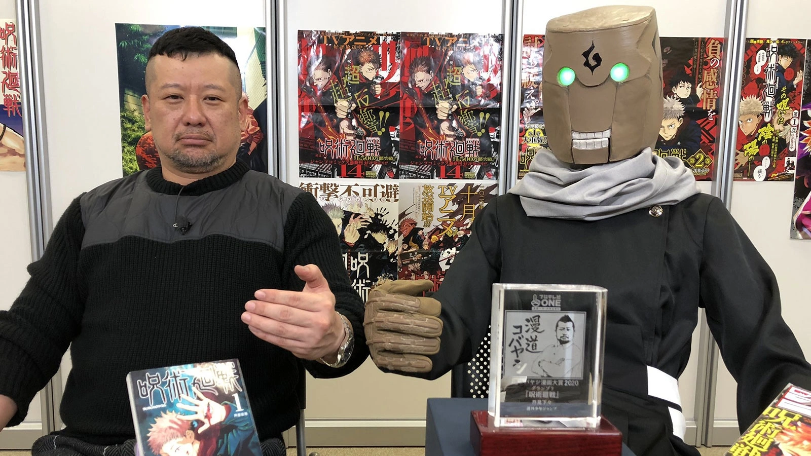 Справа — Гэгэ Акутами. Что ж, в маскировке он явно разбирается