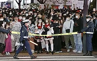 Полицейские регулируют движение толпы во избежание давки.