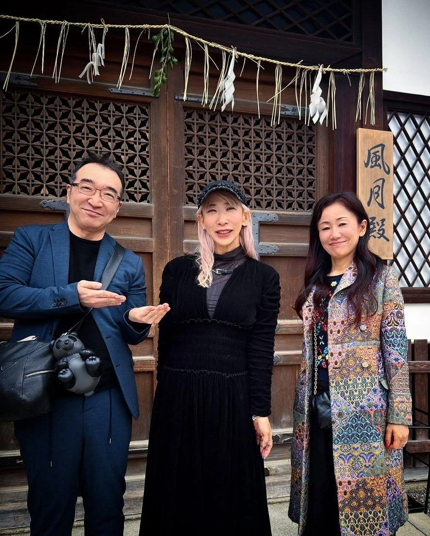 Новое фото Ёсихиро Тогаси и его жены Наоко Такеучи с японским кинорежиссером Микой Нинагавой в Киото, Япония