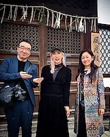 Новое фото Ёсихиро Тогаси и его жены Наоко Такеучи с японским кинорежиссером Микой Нинагавой в Киото, Япония